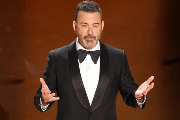 Pembawa acara Jimmy Kimmel menyampaikan monolog pembukanya di Academy Awards ke-96 di Hollywood, Los Angeles, California, AS, 10 Maret 2024. REUTERS 