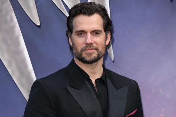Cedera Berlatih untuk Film Highlander, Henry Cavill Tunjukkan Kakinya yang Digips. (FOTO: WIRE IMAGE) 