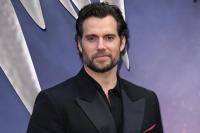 Cedera Berlatih untuk Film Highlander, Henry Cavill Tunjukkan Kakinya yang Digips