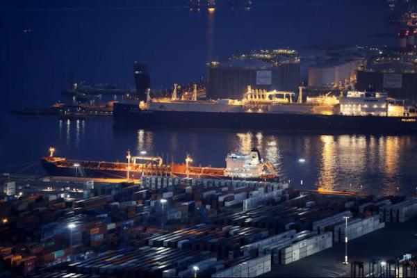 Sebuah kapal yang mengangkut gas alam cair Rusia, terlihat di samping terminal operator jaringan gas Spanyol, Enagas ENAG.MC di pelabuhan Barcelona, ​​Spanyol, 4 Juni 2022. REUTERS 
