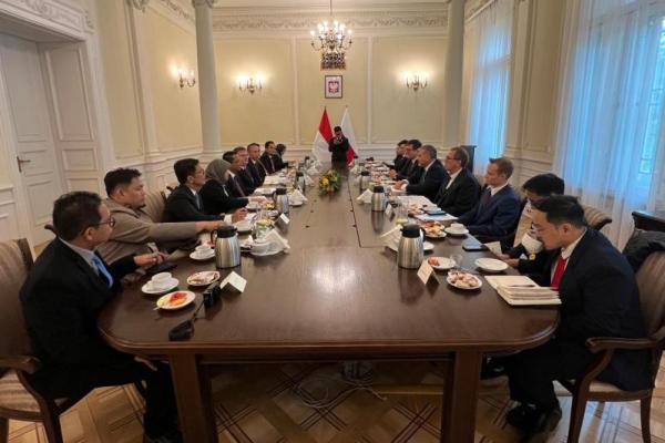 Penandatanganan nota Bantuan Timbal Balik dalam Masalah Pidana atau Mutual Legal Assistance (MLA) antara pemerintah Indonesia dengan Polandia di Warsawa, Polandia, Jumat (19/9/2025). Foto: dok. katakini 