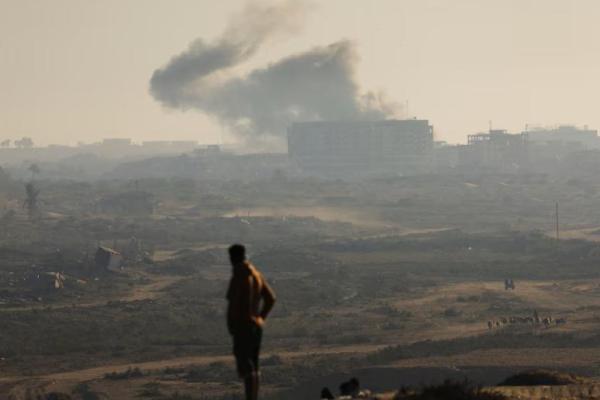 Seorang pria melihat asap mengepul dari serangan Israel di tengah operasi Israel, terlihat dari pusat Jalur Gaza, 20 September 2025. REUTERS 