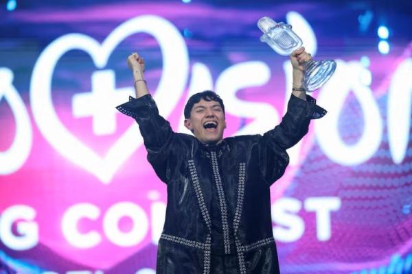 JJ, mewakili Austria yang juga pemenang Kontes Lagu Eurovision 2025, memegang trofi selama Grand Final, di Basel, Swiss, 18 Mei 2025. REUTERS 