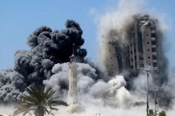 Asap mengepul saat Menara Mushtaha 15 lantai runtuh setelah terkena serangan udara Israel, di Kota Gaza, 5 September 2025. REUTERS 