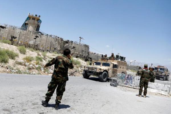 Tentara Afghanistan berjaga di pos pemeriksaan di luar pangkalan udara AS Bagram, Provinsi Parwan, Afghanistan 2 Juli 2021. REUTERS 