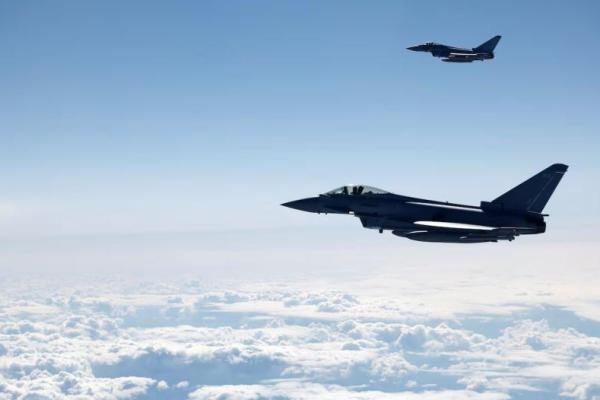 Eurofighter Typhoon Angkatan Udara Kerajaan Inggris terbang menjaga wilayah udara Sekutu di wilayah utara dan timur laut Aliansi NATO, 4 Juli 2023. REUTERS 