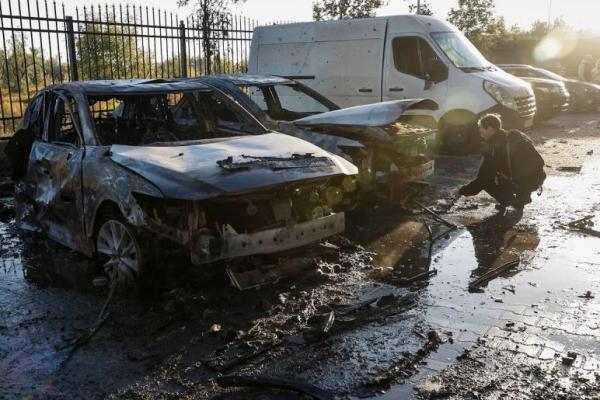 Seorang polisi bekerja di dekat kendaraan yang rusak di lokasi bangunan tempat tinggal yang rusak akibat serangan pesawat tak berawak dan rudal Rusia, di pinggiran Kyiv, Ukraina, 20 September 2025. REUTERS 