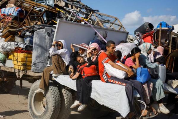 Warga Palestina yang terusir, yang melarikan diri dari Gaza utara ke selatan menggunakan kendaraan yang penuh dengan barang-barang pribadi, di Jalur Gaza tengah, 21 September 2025. REUTERS 