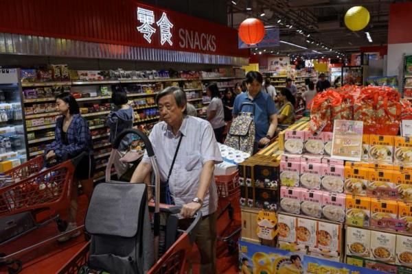 Warga membeli persediaan di supermarket untuk bersiap menghadapi Topan Ragasa yang mendekat, di Hong Kong, Tiongkok, 22 September 2025. REUTERS 