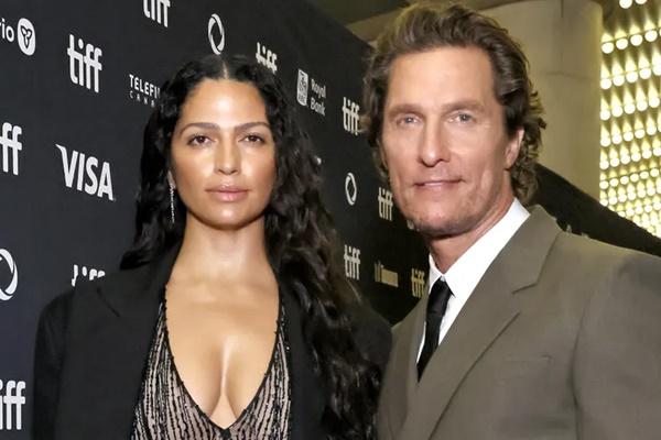Camila Alves McConaughey (kiri) dan Matthew McConaughey (kanan) pada bulan September 2025. (FOTO: GETTY IMAGE) 