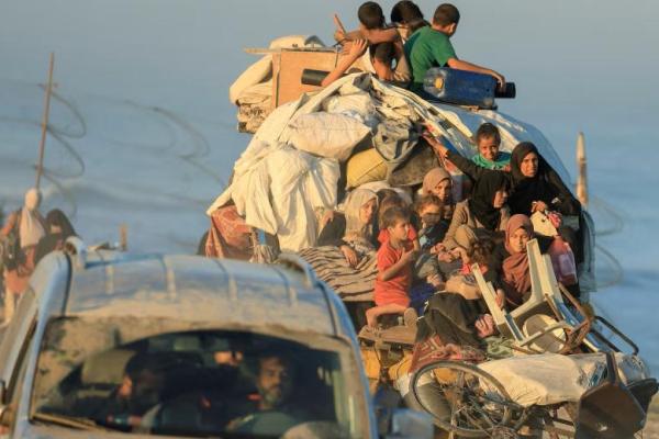 Warga Palestina yang mengungsi dari Gaza utara bergerak ke selatan setelah pasukan Israel memerintahkan penduduk Kota Gaza untuk mengungsi, di Jalur Gaza tengah, 20 September 2025. REUTERS 