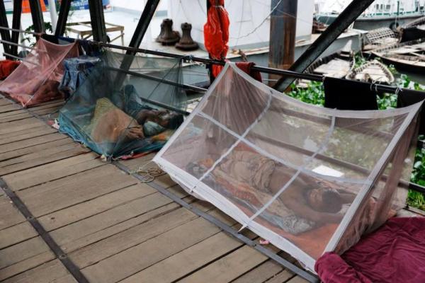 Warga tidur menggunakan kelambu, menyusul lonjakan pasien terinfeksi dengue, di Dhaka, Bangladesh, 25 Juni 2025. REUTERS 