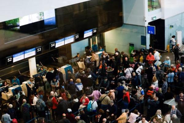 Orang-orang mengantre di dalam Terminal 2 Bandara Dublin, setelah dievakuasi sebagai tindakan pencegahan keamanan, di Dublin, Irlandia, 20 September 2025. REUTERS 