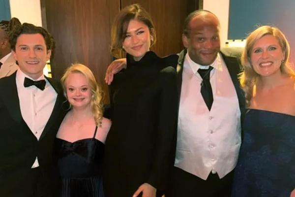 Tom Holland (kiri) dan Zendaya (tengah) berpose dengan tamu di The Brothers Trust Posh Pub Quiz. (FOTO: INSTAGRAM) 