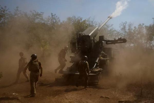 Anggota Brigade Artileri Terpisah ke-44 Angkatan Bersenjata Ukraina menembakkan howitzer swagerak 2S22 Bohdana di wilayah Zaporizhzhia, Ukraina, 20 Agustus 2025. REUTERS 