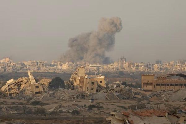 Asap mengepul menyusul serangan Israel di tengah operasi Israel, terlihat dari pusat Jalur Gaza, 21 September 2025. REUTERS 