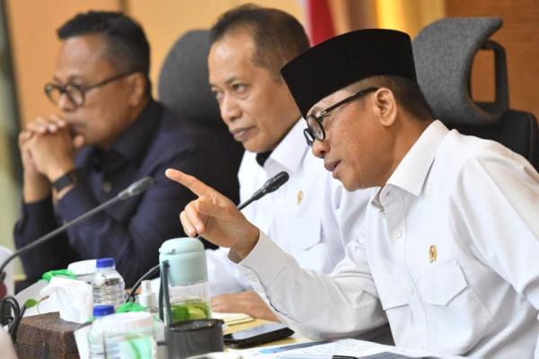 Menteri Desa dan Pembangunan Daerah (Mendes PDT) Yandri Susanto saat rapat koordinasi di Kementerian Koperasi (Foto: Humas Kemendes PDT)  