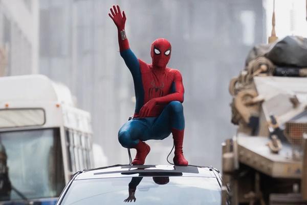 Tom Holland dalam kostum `Spider-Man` di lokasi syuting di Glasgow pada 5 Agustus 2025. (FOTO: SONY PICTURES) 