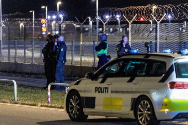 Petugas polisi berjaga setelah semua lalu lintas ditutup di Bandara Kopenhagen akibat laporan drone di Kopenhagen, Denmark, 22 September 2025. Foto via REUTERS 
