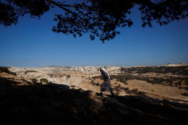 Seorang Badui Palestina berjalan mendaki bukit, di Jabal Al-Baba, Tepi Barat yang diduduki Israel, 17 September 2025. REUTERS 