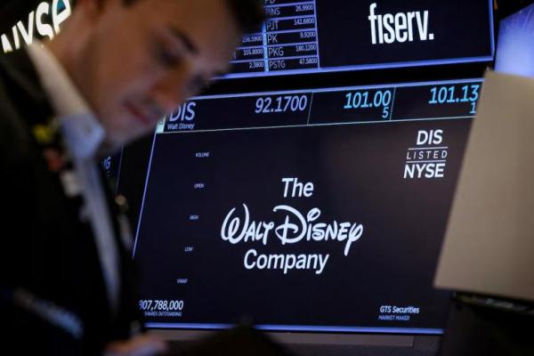 Layar menampilkan informasi perdagangan dan logo perusahaan Walt Disney di lantai Bursa Efek New York di New York City, AS, 7 Mei 2025. REUTERS 