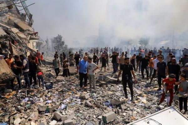 Warga Palestina berkumpul di lokasi serangan Israel terhadap bangunan tempat tinggal, di tengah operasi militer Israel, di Kota Gaza, 22 September 2025. REUTERS 
