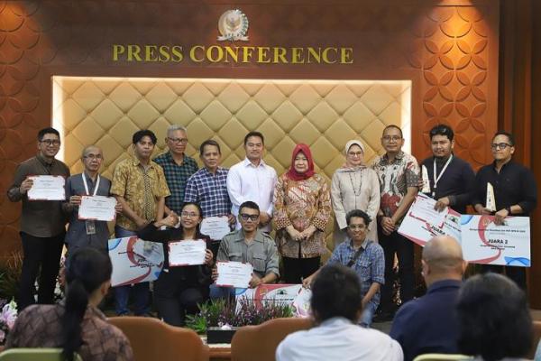 Sekretaris Jenderal MPR RI Siti Fauziah (kerudung merah) dalam acara pengumuman lomba jurnalistik MPR RI bersama Koordinatoriat Wartawan Parlemen (KWP), Selasa (23/9/2025). Foto: kwp/katakini 