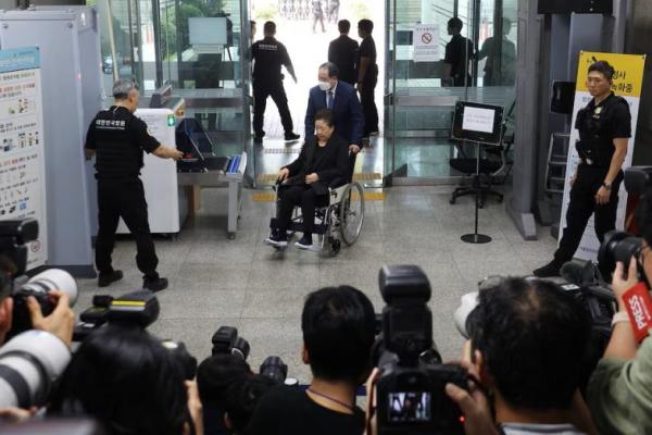 Han Hak-ja, pemimpin Gereja Unifikasi, tiba di pengadilan untuk menghadiri sidang peninjauan surat perintah penangkapan yang diminta oleh jaksa khusus di Seoul, Korea Selatan, 22 September 2025. REUTERS 