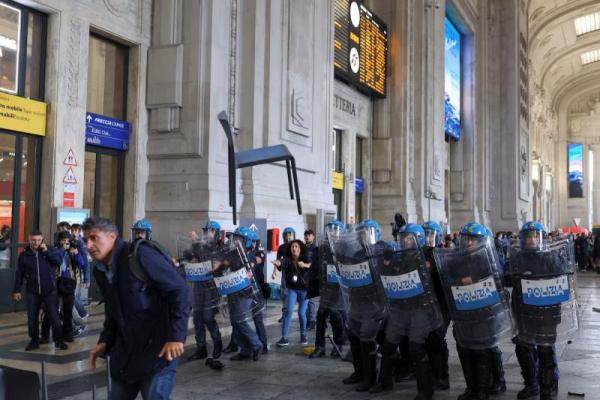 Sebuah kursi dilempar ke arah polisi di stasiun kereta Milano Centrale dalam unjuk rasa solidaritas dengan Gaza, dan seruan penghentian pengiriman senjata ke Israel, di Milan, Italia, 22 September 2025. REUTERS 