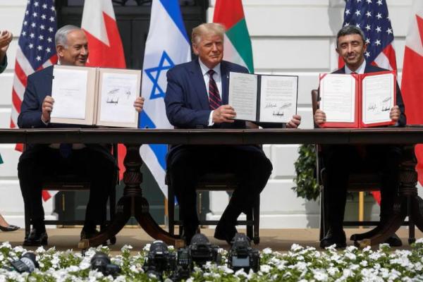 PM Israel Benjamin Netanyahu, Presiden AS Donald Trump, dan Menlu UEA Abdullah bin Zayed menunjukkan salinan perjanjian yang telah ditandatangani saat mereka berpartisipasi dalam upacara penandatanganan Perjanjian Abraham, di Halaman Selatan Gedung Putih di Washington, AS, 15 September 2020 