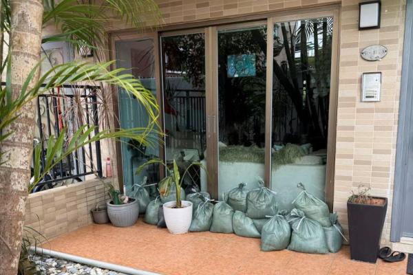 Karung pasir menghalangi pintu masuk sebuah gedung untuk mencegah banjir akibat Topan Super Ragasa, Mui Wo di Pulau Lantau, Hong Kong, Tiongkok, 23 September 2025. REUTERS 
