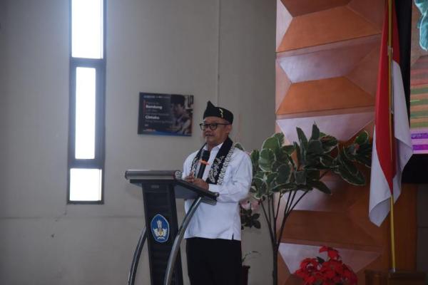 Mendikdasmen Abdul Mu`ti saat menutup kegiatan Pelatihan Bakal Calon Kepala Sekolah (BCKS) Angkatan 2 Tahun 2025 di Kantor BBGTK Provinsi Jawa Barat, pada Senin (Foto: Ist/Kemendikdasmen) 