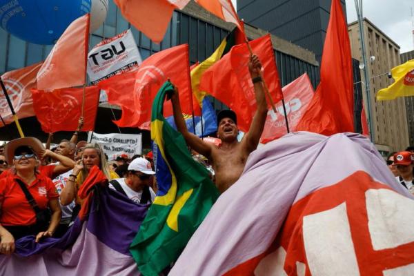 Orang-orang memprotes untuk menentang RUU Amnesti yang mengubah hukuman bagi mereka yang dihukum karena merencanakan kudeta, di Paulista Avenue di Sao Paulo, Brasil, 21 September 2025. REUTERS 