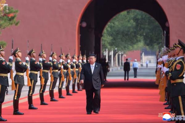 Pemimpin Korea Utara Kim Jong-un tiba untuk parade militer dalam rangka memperingati 80 tahun berakhirnya Perang Dunia II, di Beijing, Tiongkok, 3 September 2025. KCNA via REUTERS 