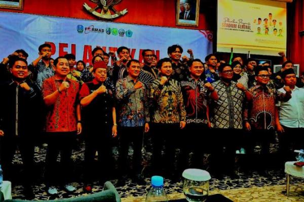 Wakil Gubernur Jawa Timur Emil Dardak (depan, tengah) dalam acara pelantikan pengurus Forum Mahasiswa Madura (Formad) Jabodetabek. Foto: dok. katakini.com 