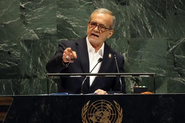 Presiden Iran Masoud Pezeshkian berpidato di hadapan Majelis Umum Perserikatan Bangsa-Bangsa (PBB) pada sesi ke-80 acara tahunan tersebut pada 24 September 2025, di New York City. (FOTO: AFP) 