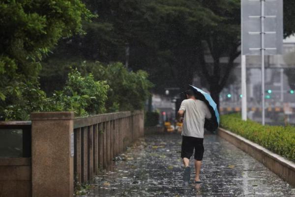 Seseorang menerjang angin kencang dan hujan saat Topan Super Ragasa mendekat di Shenzhen, Provinsi Guangdong, Tiongkok, 24 September 2025. REUTERS 