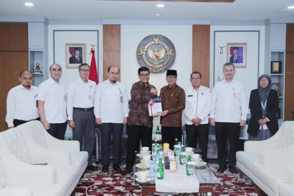 Kemendes PDT kembali meraih predikat opini Wajar Tanpa Pengecualian (WTP) dari Badan Pemeriksa Keuangan Republik Indonesia (BPK RI) atas Laporan Keuangan Tahun Anggaran 2024 (Foto: Humas Kemendes PDT) 