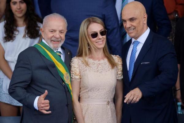 Presiden Brasil Luiz Inacio Lula da Silva berpose untuk berfoto bersama Hakim Mahkamah Agung Brasil Alexandre de Moraes dan istrinya Viviane Barci de Moraes selama parade Hari Kemerdekaan di Brasilia, Brasil, 7 September 2024. REUTERS 