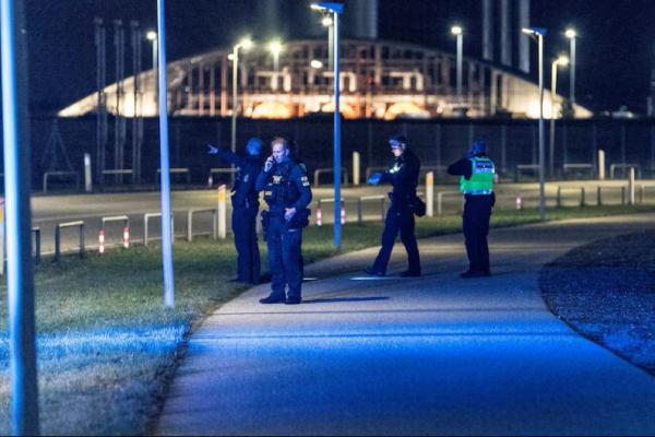 Petugas polisi berjaga setelah semua lalu lintas ditutup di Bandara Kopenhagen karena laporan drone di Kopenhagen, Denmark, 22 September 2025. Foto via REUTERS 