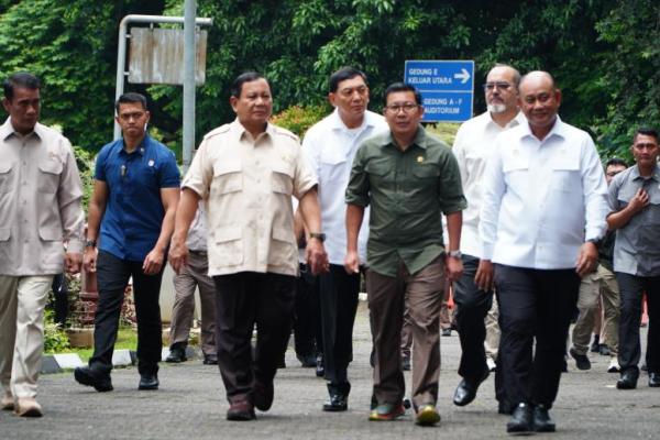Kepala Badan Pangan Nasional/National Food Agency (NFA)  Arief Prasetyo Adi bersama Presiden Prabowo Subianto dan beberapa pejabat 