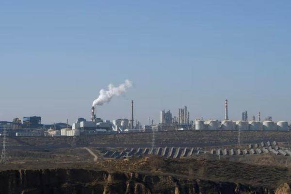 Panel surya terhampar di depan pabrik-pabrik di Kawasan Industri Jinjie di Shenmu, provinsi Shaanxi, Tiongkok, 20 November 2023. REUTERS 