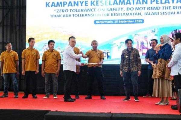 Menteri Perhubungan Dudy Purwagandhi menyerahkan alat keselamatan pelayaran kepada para nelayan Banjarmasin, Kalimantan Selatan, Kamis (25/9/2025). Foto: hubla/katakini 