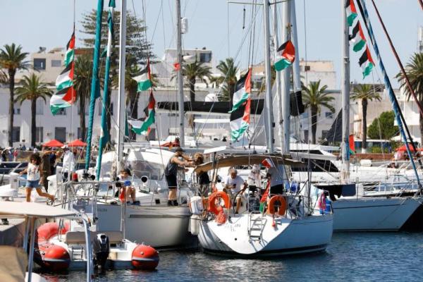 Peserta Armada Sumud Global menunggu untuk berlayar sebagai bagian dari inisiatif bantuan kemanusiaan internasional untuk menembus blokade laut Israel dan mengirimkan pasokan penting bagi warga Palestina, di pelabuhan Bizerte, Tunisia, 13 September 2025. REUTERS 
