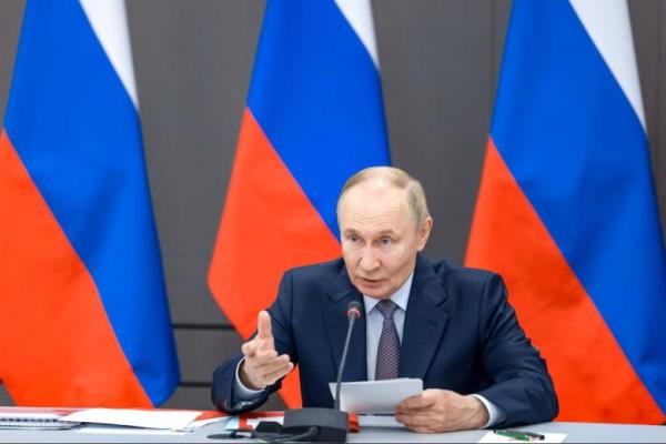 Presiden Rusia Vladimir Putin memimpin rapat Komisi Industri-Militer di Perm, Rusia, 19 September 2025. Sputnik via REUTERS 