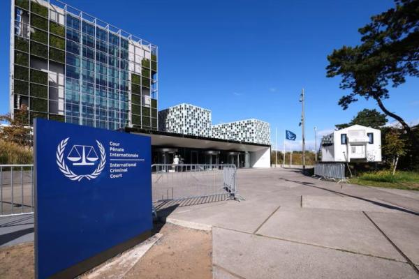 Orang-orang berdiri di luar Mahkamah Pidana Internasional saat AS mempertimbangkan untuk menjatuhkan sanksi secepatnya terhadap seluruh Mahkamah Pidana Internasional, di Den Haag, Belanda, 22 September 2025. REUTERS 