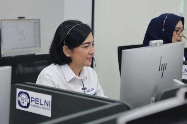 Direktur Utama PT Pelni (Persero) Tri Andayani menajal cantact center. Foto: pelni/katakini 