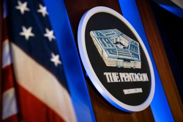 Logo Pentagon terlihat di belakang podium ruang pengarahan Pentagon di Arlington, Virginia, AS, 8 Januari 2020. REUTERS 