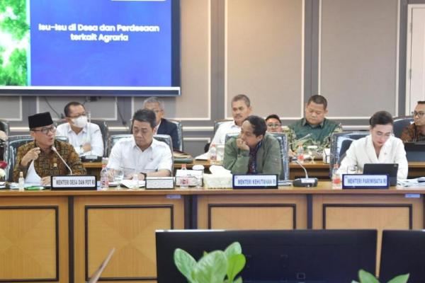 Menteri Desa dan Pembangunan Daerah Tertinggal (Mendes PDT) Yandri Susanto dan Wakil Mendes PDT Ahmad Riza Patria menghadiri Rapat sekaligus Mendengarkan Masukan para Petani Terkait Strategi Percepatan Pelaksanaan Reforma Agraria (Foto: Humas Kemendes PDT) 