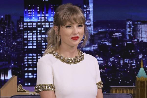 Taylor Swift di `The Tonight Show Starring Jimmy Fallon` pada November 2021. (FOTO: NBC) 